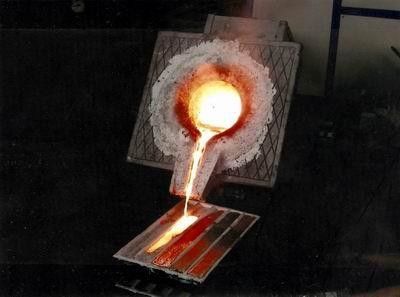 Machine de fusion par induction à haute température de sécurité avec protection contre les failles au sol